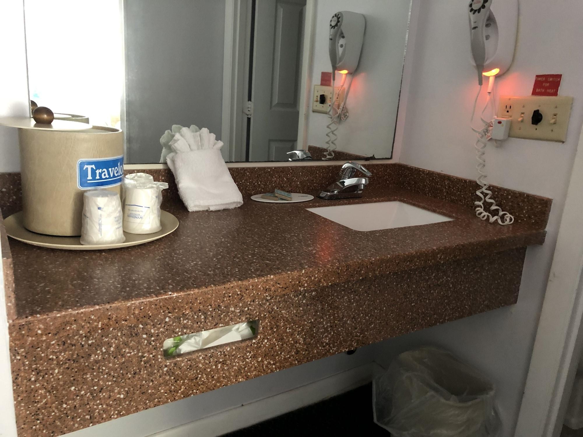 Travelodge By Wyndham Cape Cod Area West Dennis Экстерьер фото